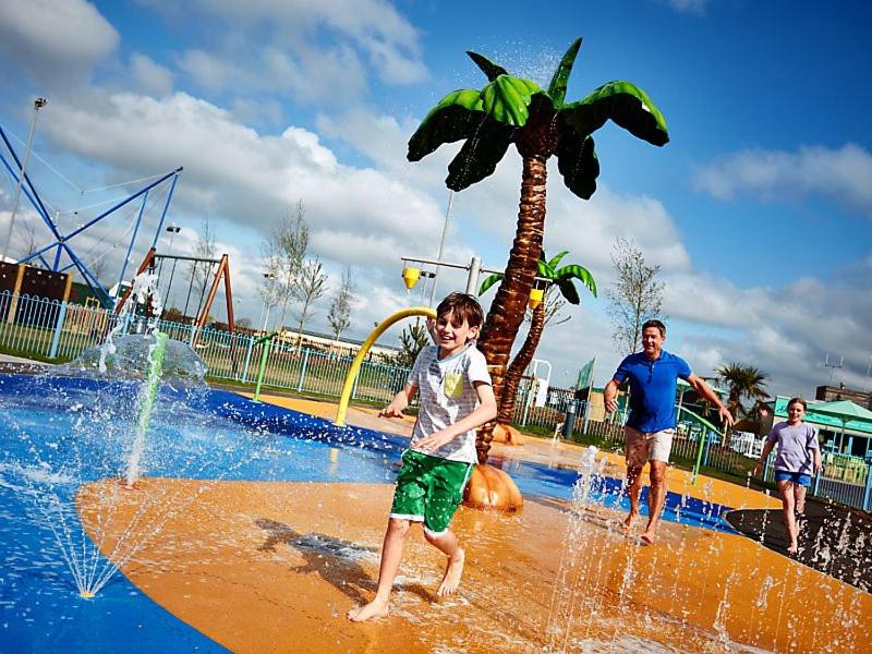 ライにあるCamber Sands Holiday Park Camber, Willow Way 269の水遊び場で遊んでいる少年