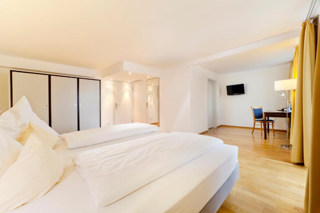 Postel nebo postele na pokoji v ubytování AKZENT Brauerei Hotel Hirsch
