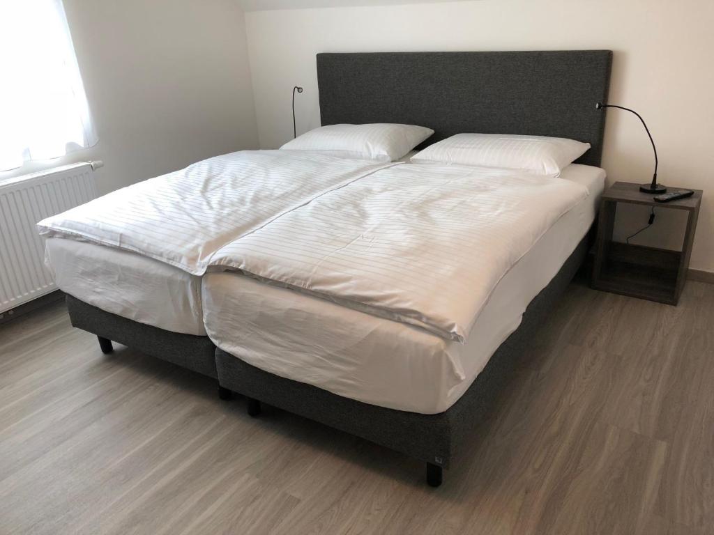 Postel nebo postele na pokoji v ubytování KM Hotel Murtal