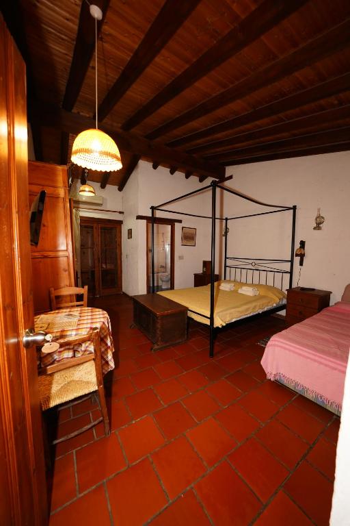Postel nebo postele na pokoji v ubytování Linos Inn