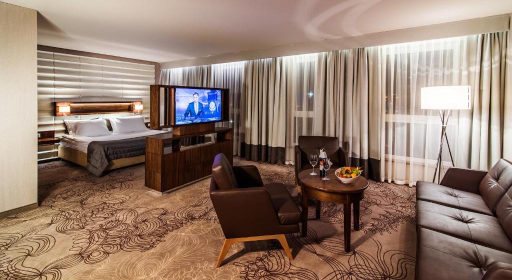 Televízia a/alebo spoločenská miestnosť v ubytovaní Airport Hotel Okęcie