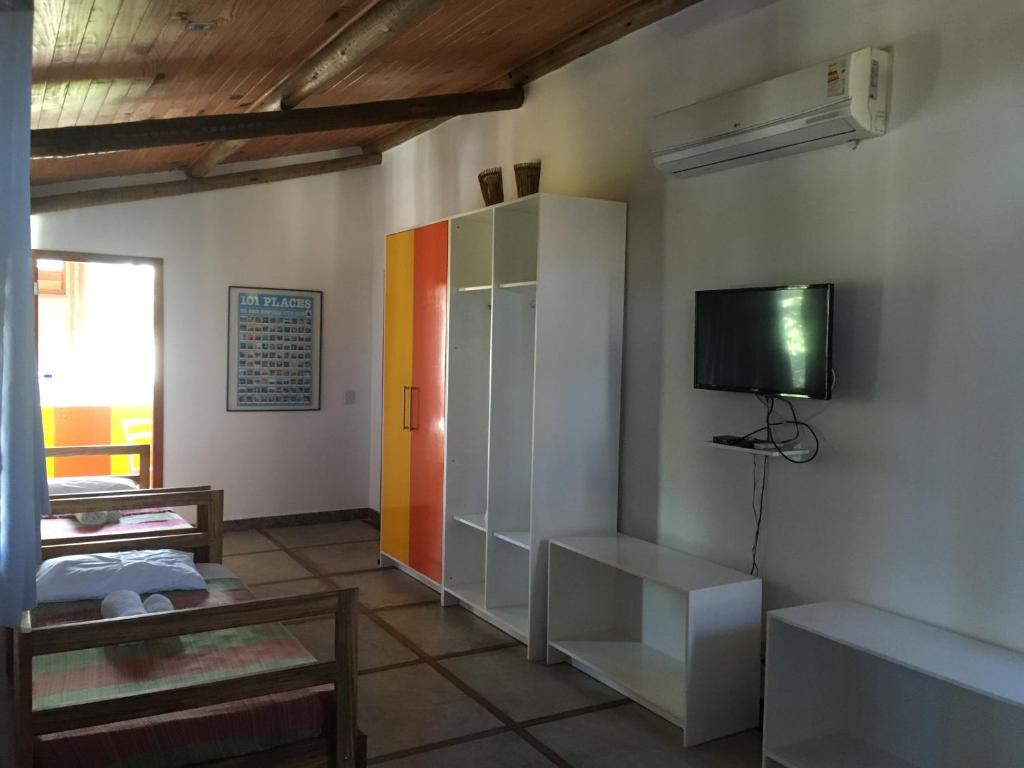 Uma TV ou centro de entretenimento em Vila Alemã