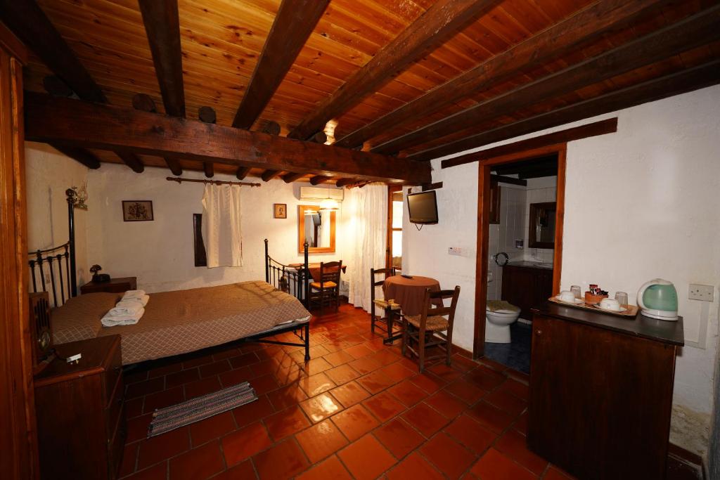 Postel nebo postele na pokoji v ubytování Linos Inn