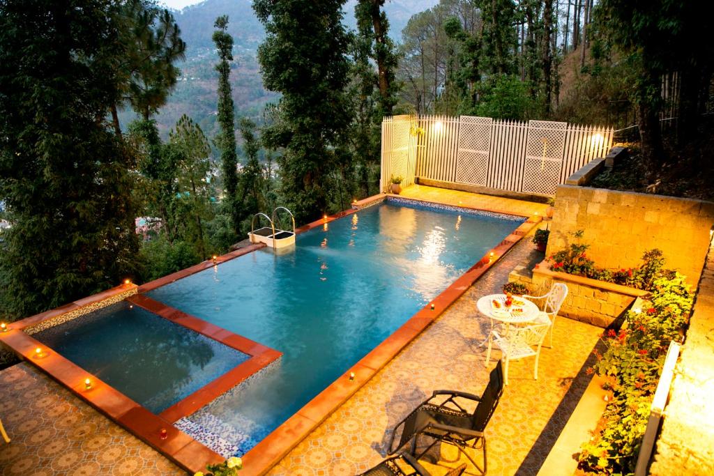 בריכת השחייה שנמצאת ב-The Fern Hillside Resort Bhimtal או באזור