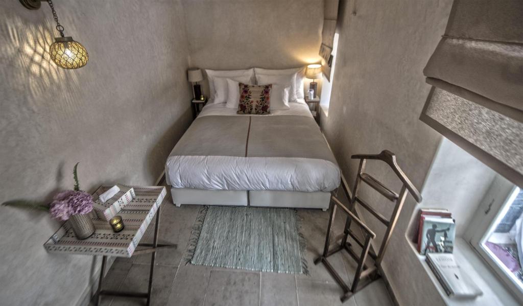 Postel nebo postele na pokoji v ubytování Dar Mayshad Riad - Luxurious Boutique Hotel in the Medina