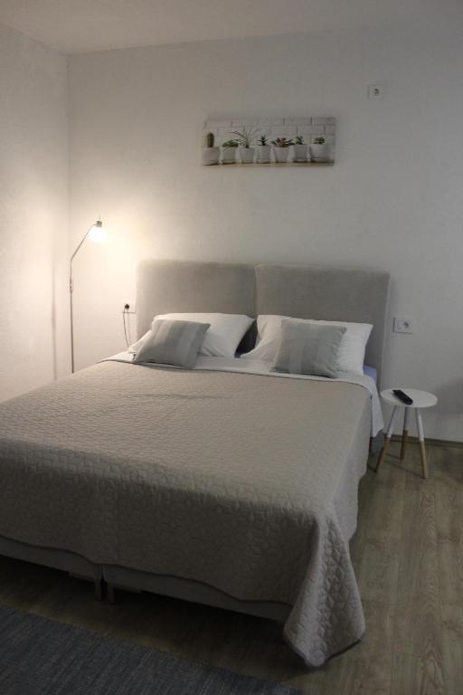 Un pat sau paturi într-o cameră la Apartmani Moon