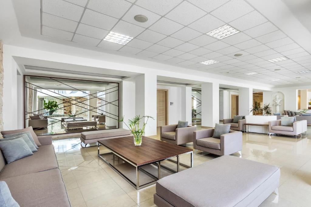 A seating area at Hotel Kriopigi
