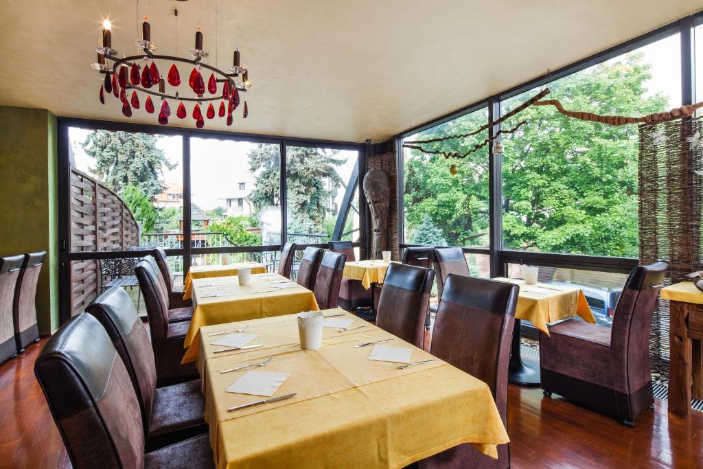 Um restaurante ou outro lugar para comer em Hotel Conti