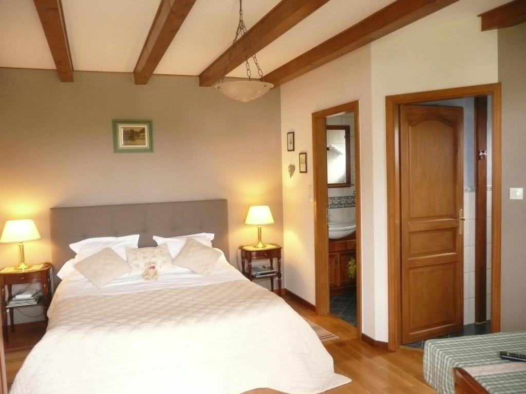 una camera con un grande letto bianco e due lampade di Chez Anny et Jean Au Mittelbuehl,Reichshoffen,Pays de Niederbronn les Bains a Reichshoffen