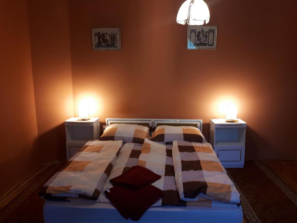A bed or beds in a room at PLATÁN APARTMAN
