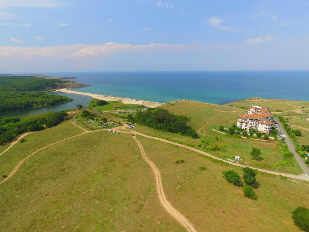 una vista aérea de una casa en una colina junto al océano en Family Hotel Sinemoretz, en Sinemorets