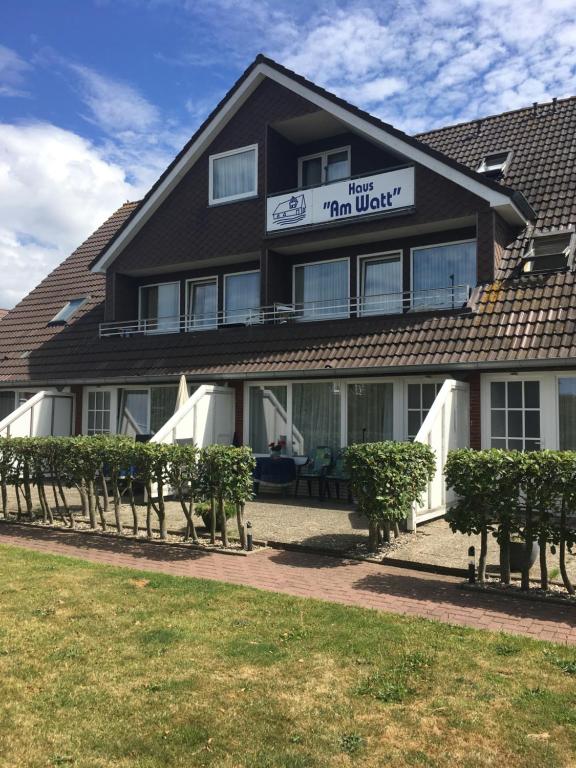 un edificio con un cartel que lee hotel van waart en Apartmenthaus am Watt Büsum, en Büsum