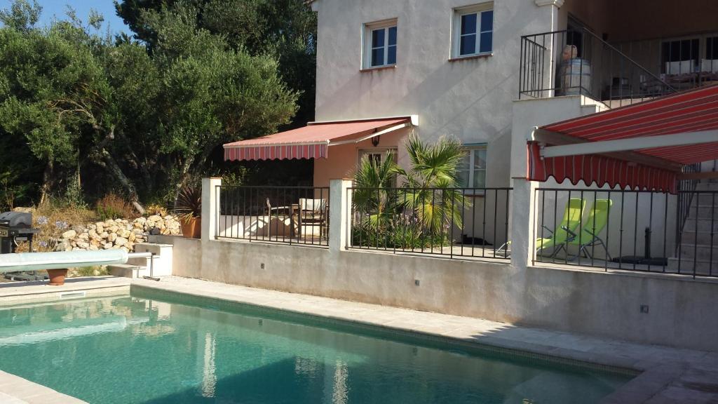 una casa con piscina frente a una casa en Villa Azur, en Lorgues