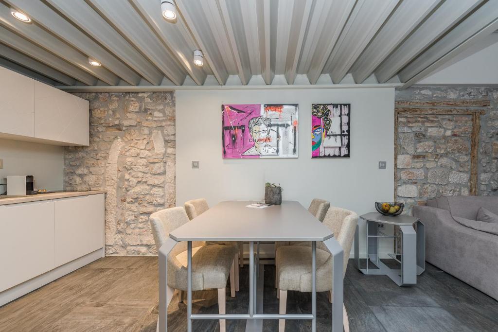 Posedenie v ubytovaní Alma Lofts