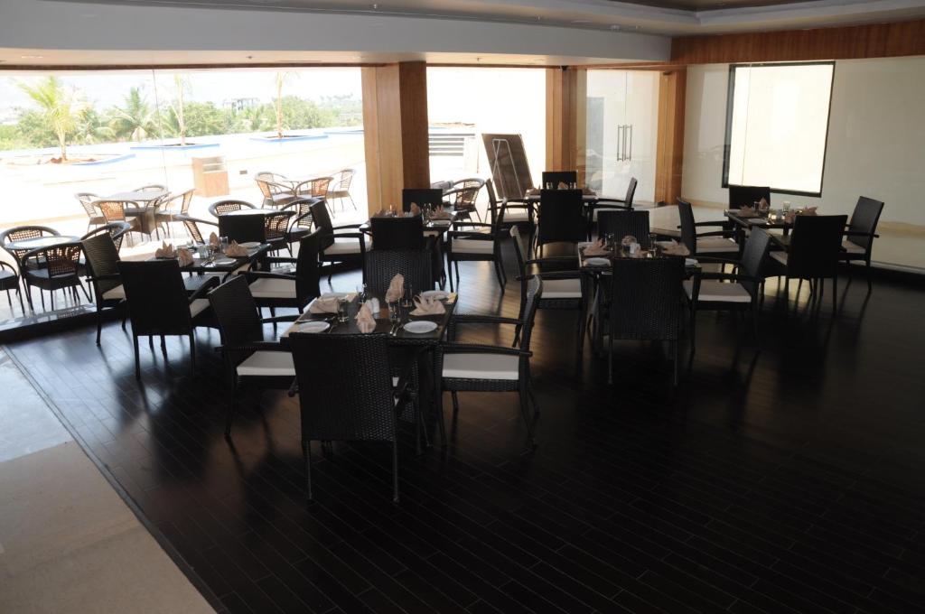 Restaurace v ubytování Fortune Select Grand Ridge, Tirupati - Member ITC Hotels' Group