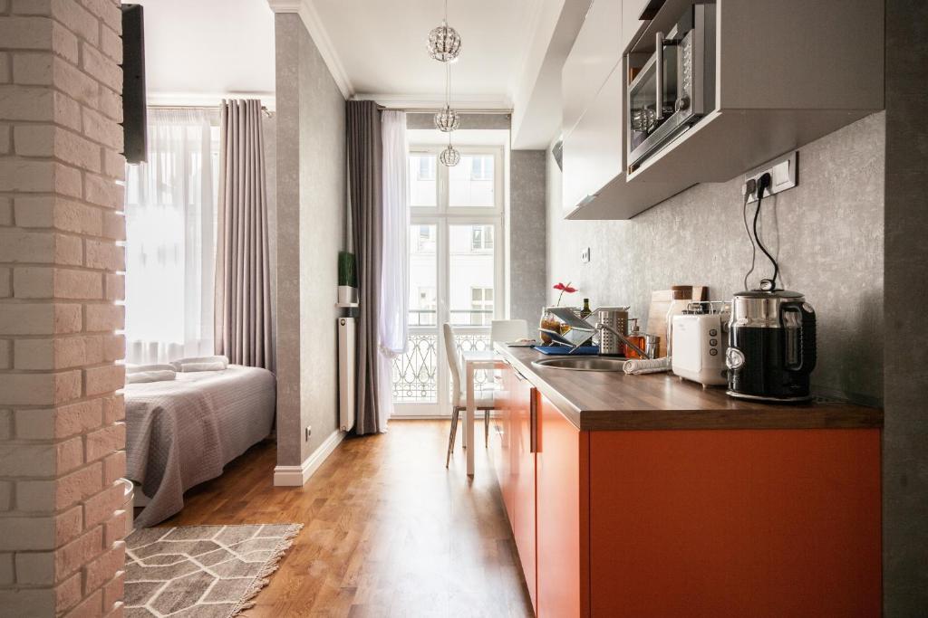 Kuchyňa alebo kuchynka v ubytovaní oompH Koszyki Luxurious Apartments