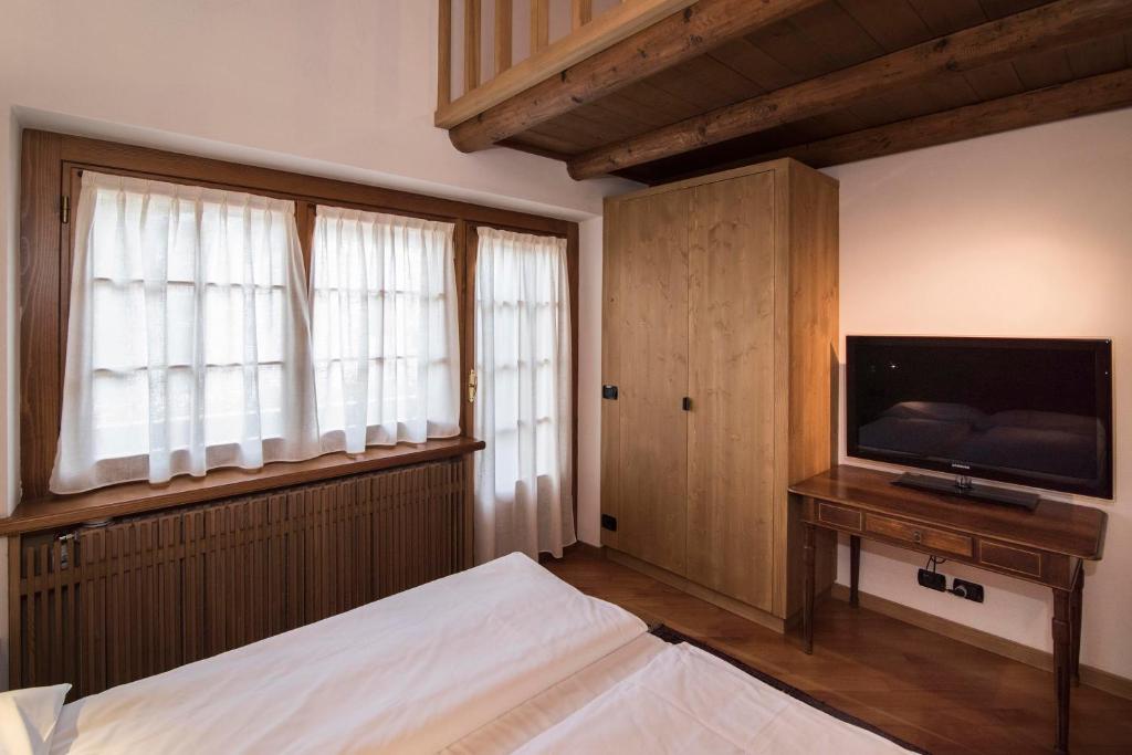 TV a/nebo společenská místnost v ubytování Ca'Milla B&B nelle Dolomiti