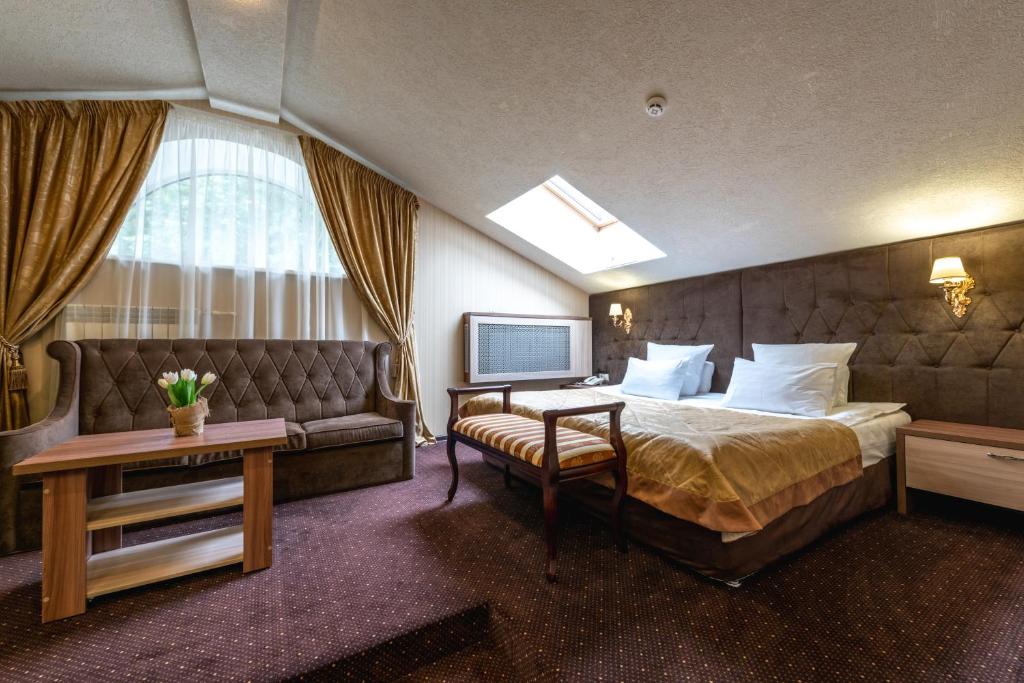 Гостиница подворье в ярославле. Гостиница парадная. Гостиница гк любим ярославль номера. Отель ярославское подворье. Ярославское подворье ярославль.