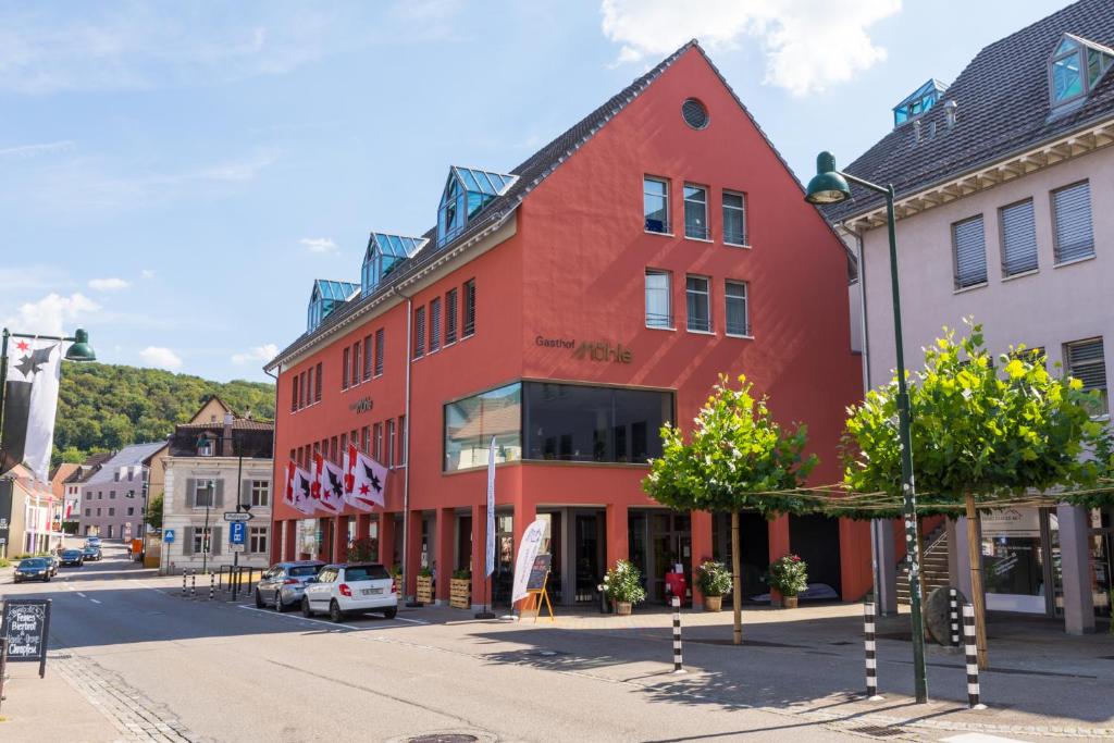 un edificio rojo al lado de una calle en Gasthof Mühle, en Aesch