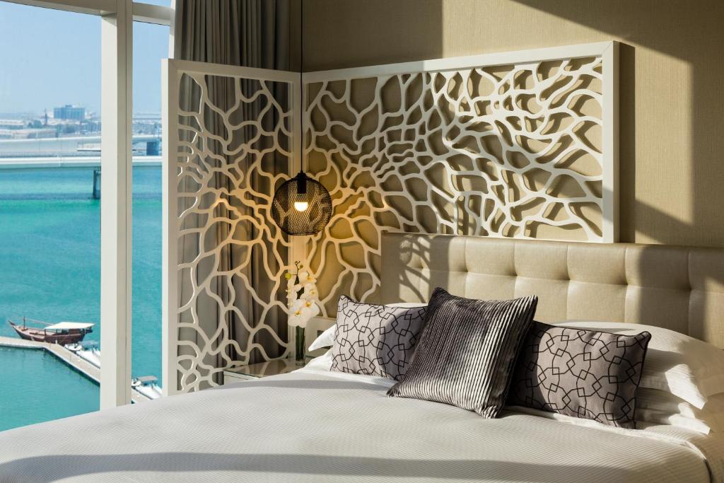 Voodi või voodid majutusasutuse Beach Rotana Residences toas