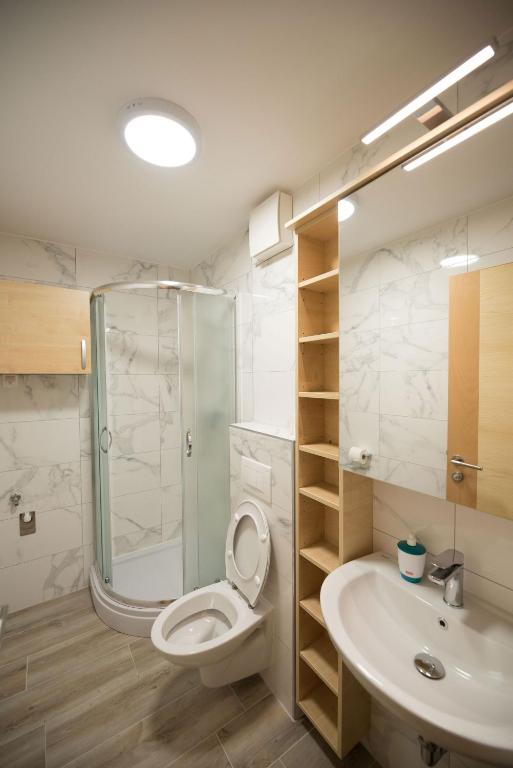 Koupelna v ubytování S Hotel