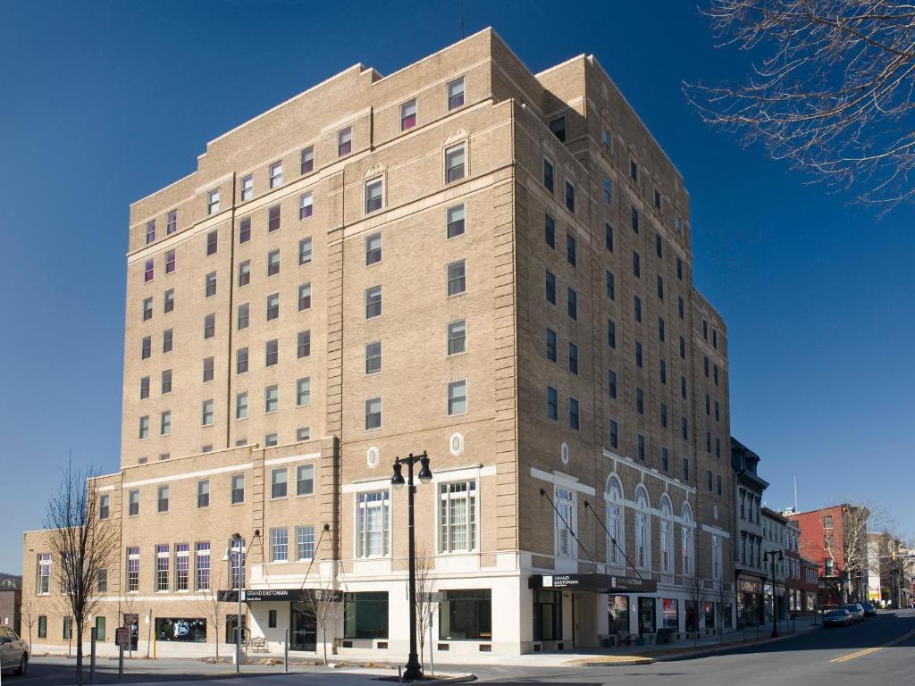 een groot bakstenen gebouw in een stadsstraat bij Grand Eastonian Hotel & Suites Easton in Easton