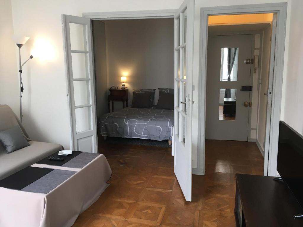 パリにあるMontmartre Lovelyのベッド付きの部屋とソファ付きの部屋