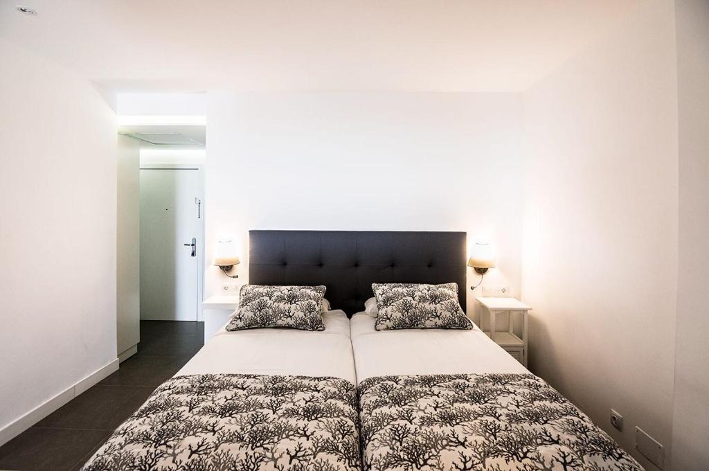 Postel nebo postele na pokoji v ubytování La Grand Suite Las Canteras