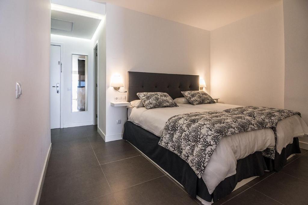Postel nebo postele na pokoji v ubytování La Grand Suite Las Canteras