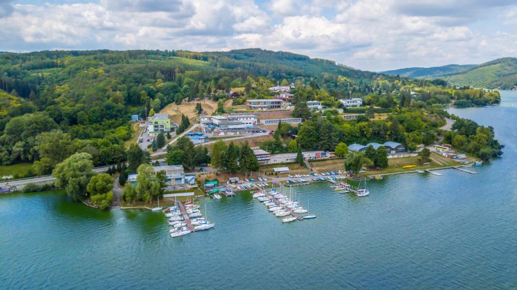 una vista aérea de un puerto deportivo con barcos en el agua en Hotel Rakovec, en Brno