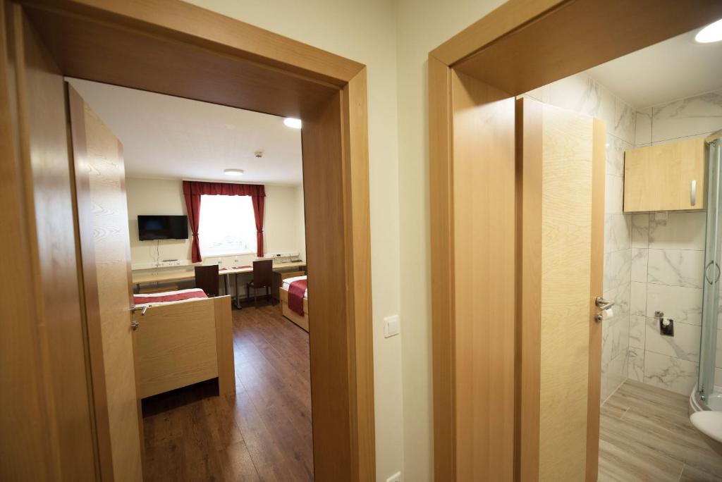 Koupelna v ubytování S Hotel