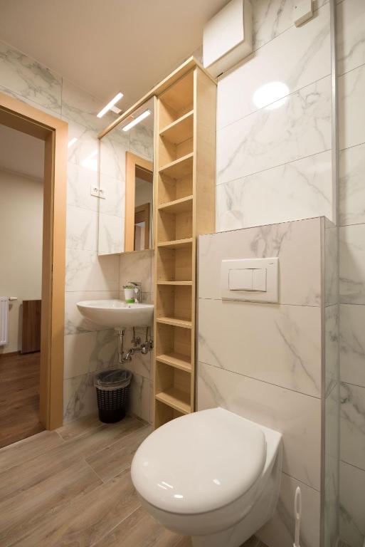 Koupelna v ubytování S Hotel