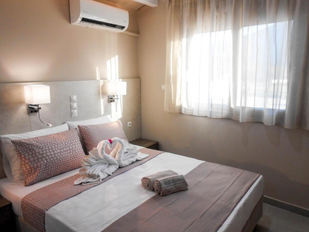 Un dormitorio con una cama con una toalla. en 7 Islands en Alykes