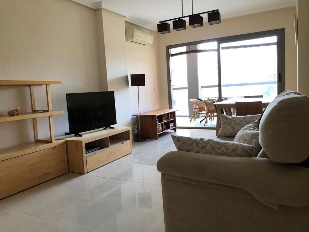 TV a/nebo společenská místnost v ubytování Apartamento en la playa 96 m2