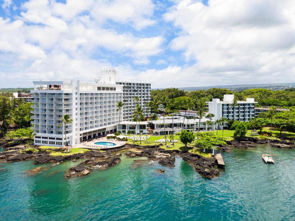 eine Luftansicht eines Hotels und des Wassers in der Unterkunft Grand Naniloa Hotel, a Doubletree by Hilton in Hilo