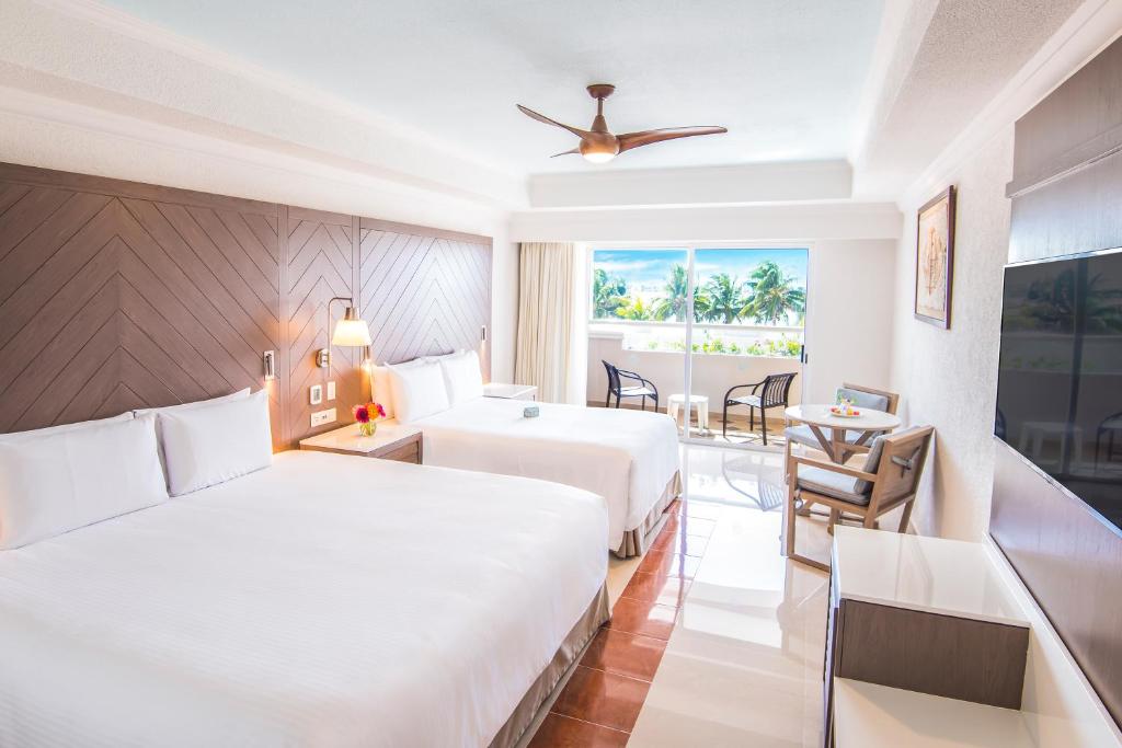 Postel nebo postele na pokoji v ubytování Sunscape Cancun All-Inclusive Resort & Spa