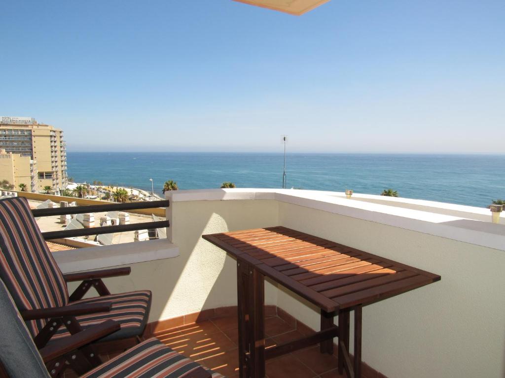 einen Tisch und Stühle auf einem Balkon mit Meerblick in der Unterkunft Torreon del Mar Apartment in Benalmádena