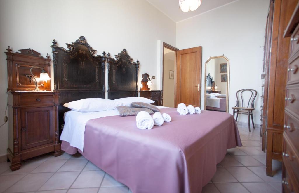 A bed or beds in a room at Skyline Appartament