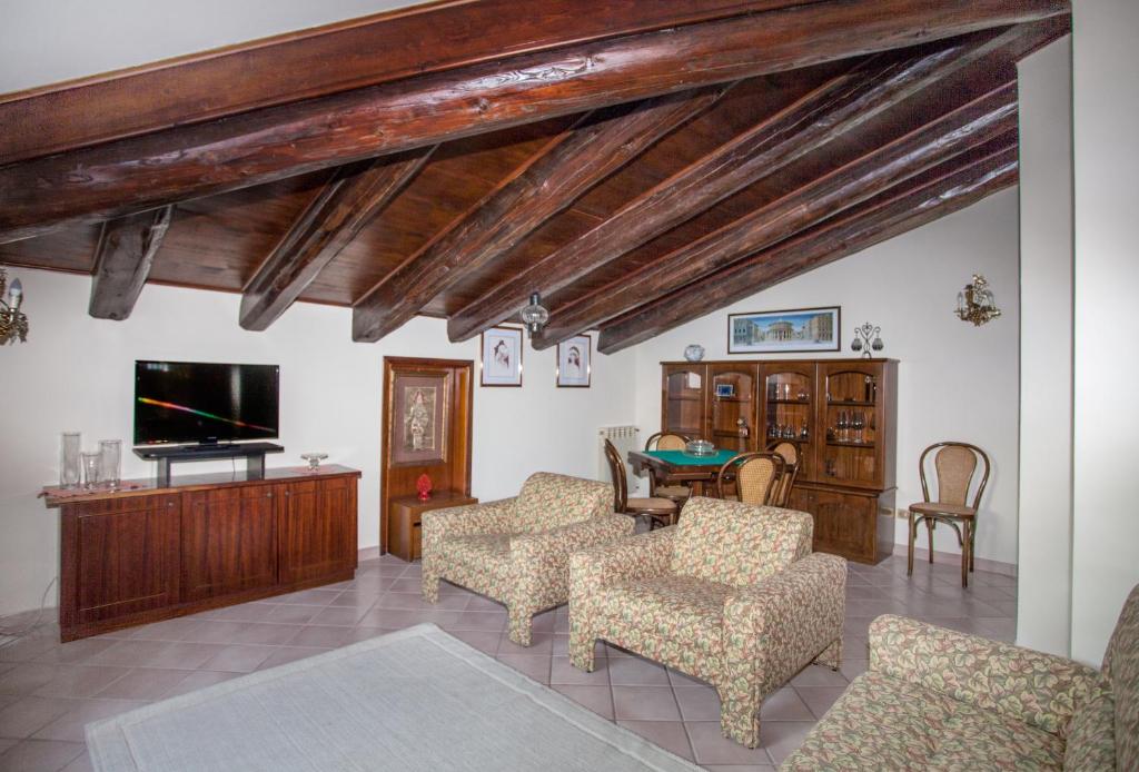 A television and/or entertainment centre at Skyline Appartament