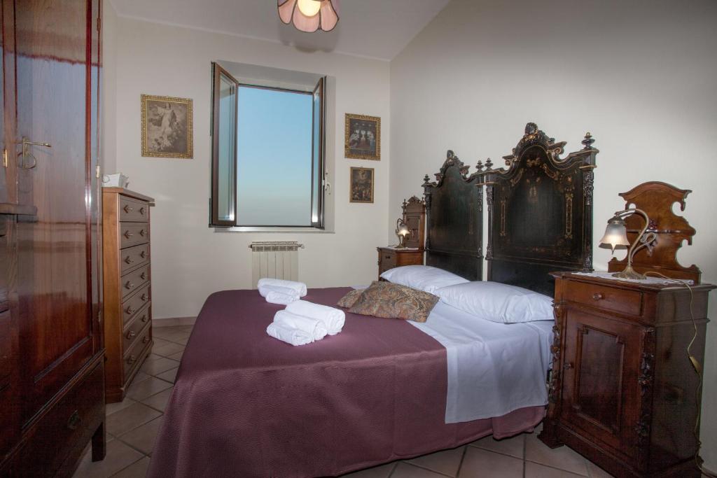 A bed or beds in a room at Skyline Appartament