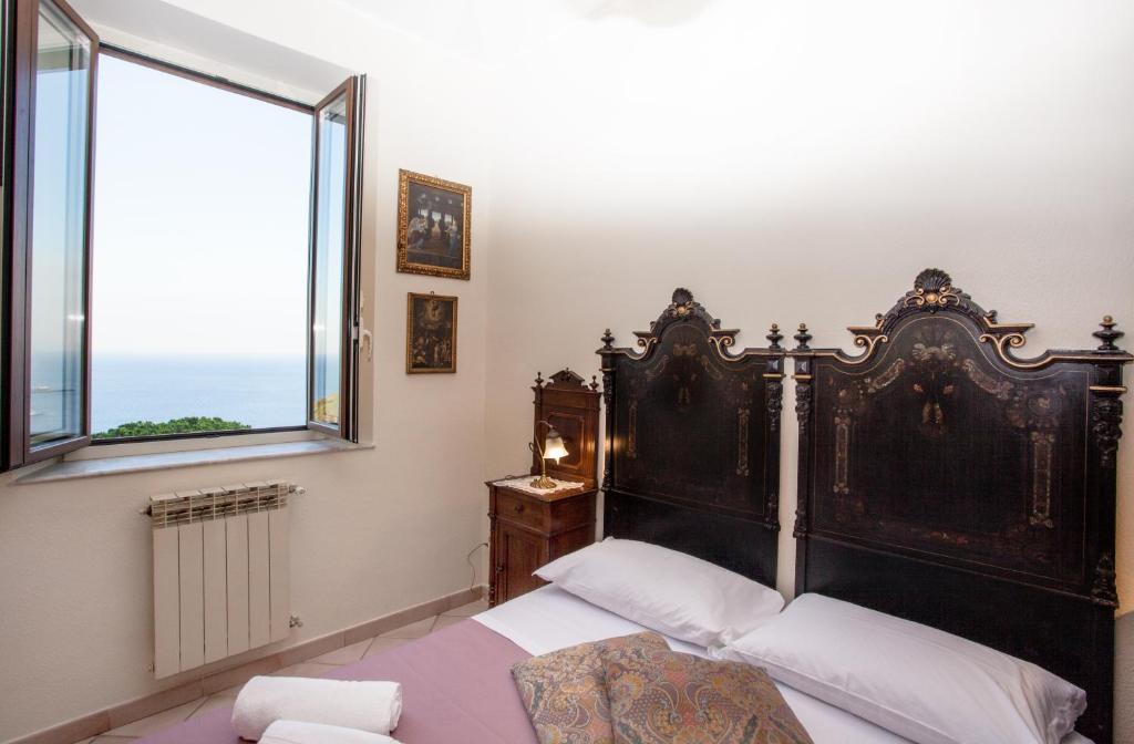 A bed or beds in a room at Skyline Appartament