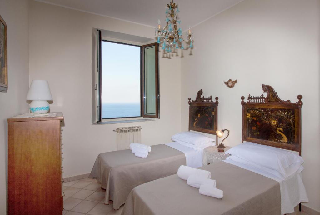 A bed or beds in a room at Skyline Appartament