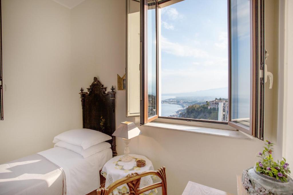 A bed or beds in a room at Skyline Appartament