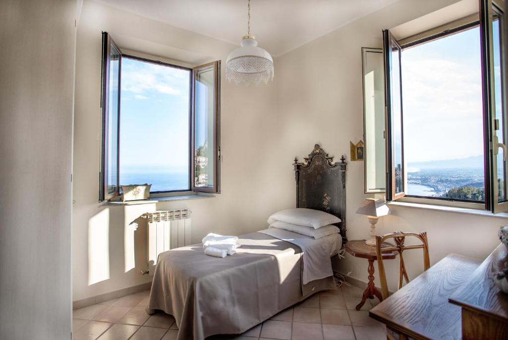 A bed or beds in a room at Skyline Appartament