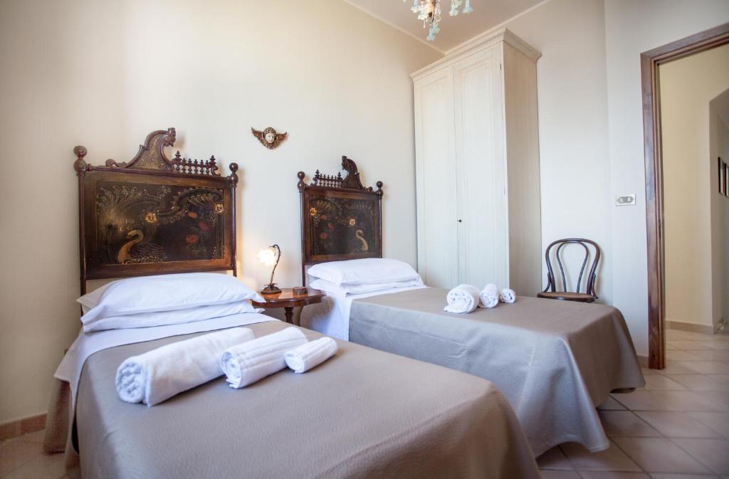 A bed or beds in a room at Skyline Appartament