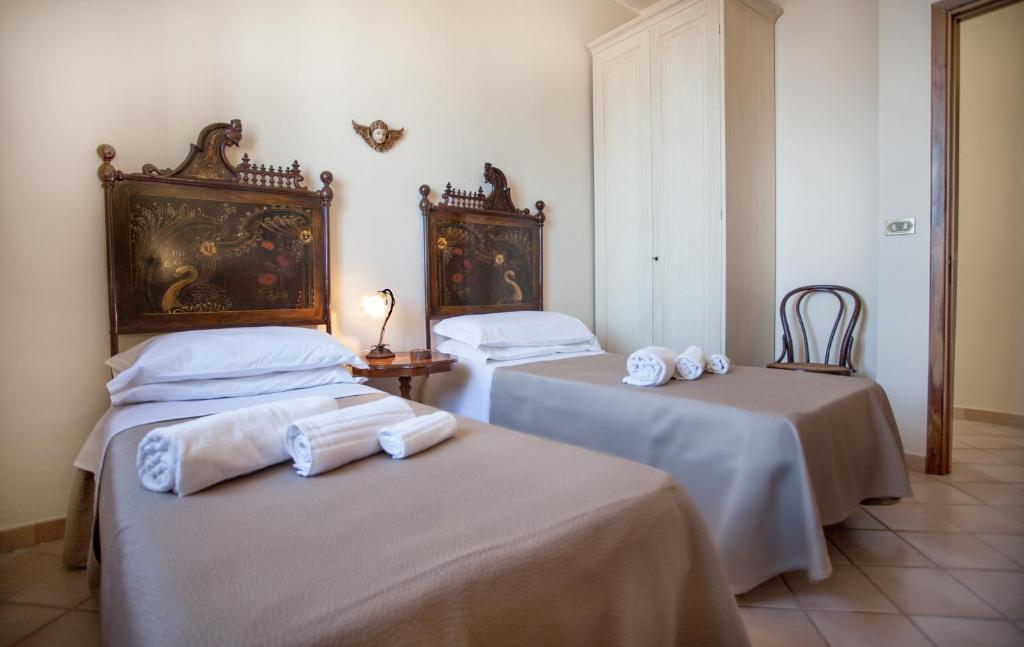 A bed or beds in a room at Skyline Appartament