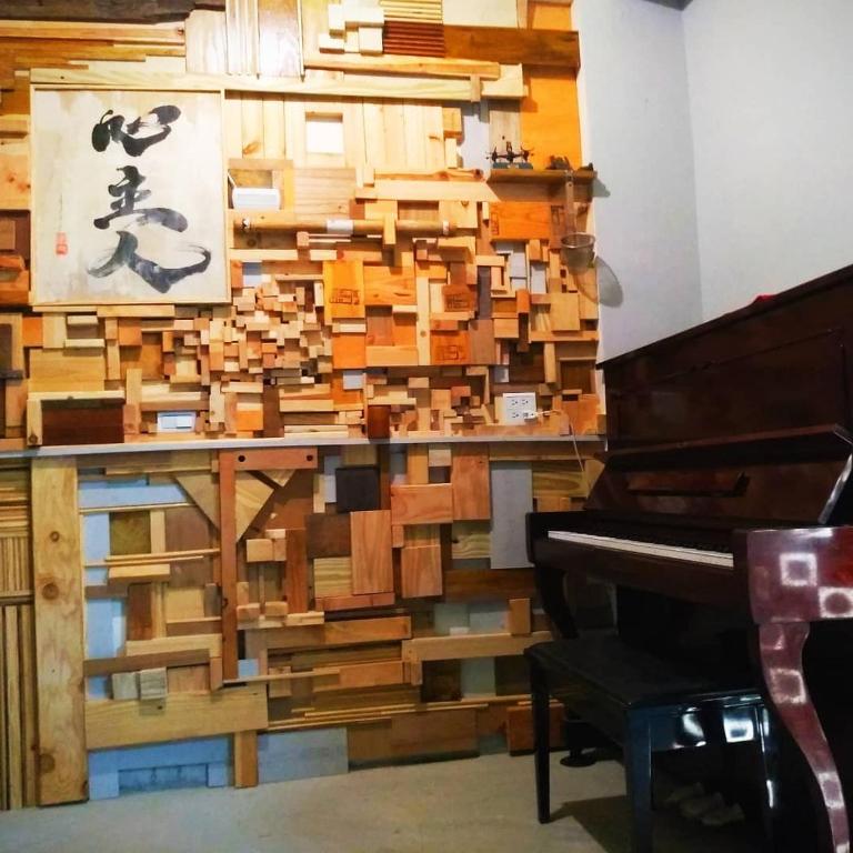 a wall made of wood with a piano at 初衷民宿 臺東縣民宿1466號 in Taitung City