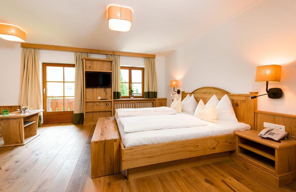 Postel nebo postele na pokoji v ubytování Wellness & Sporthotel Alpenhof