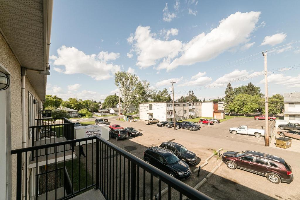un balcón con coches aparcados en un aparcamiento en McKinnon Pointe #302, en Edmonton