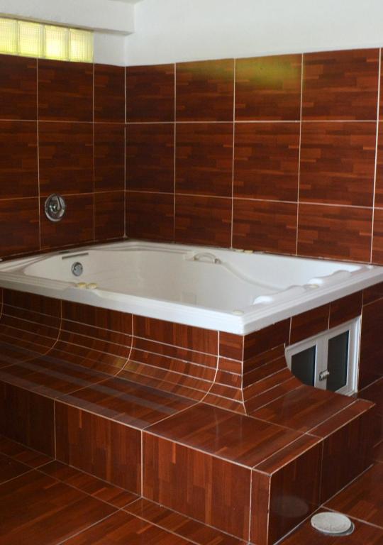 Rancho Macloy Hotel Spa & Social Events - 带水疗浴的特大室